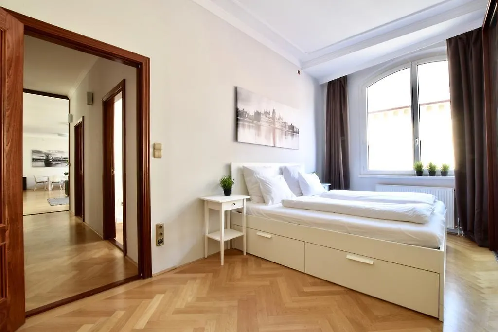 Standerd Apartment By Hi5 - Lovag Family Suites Budapest 0*,