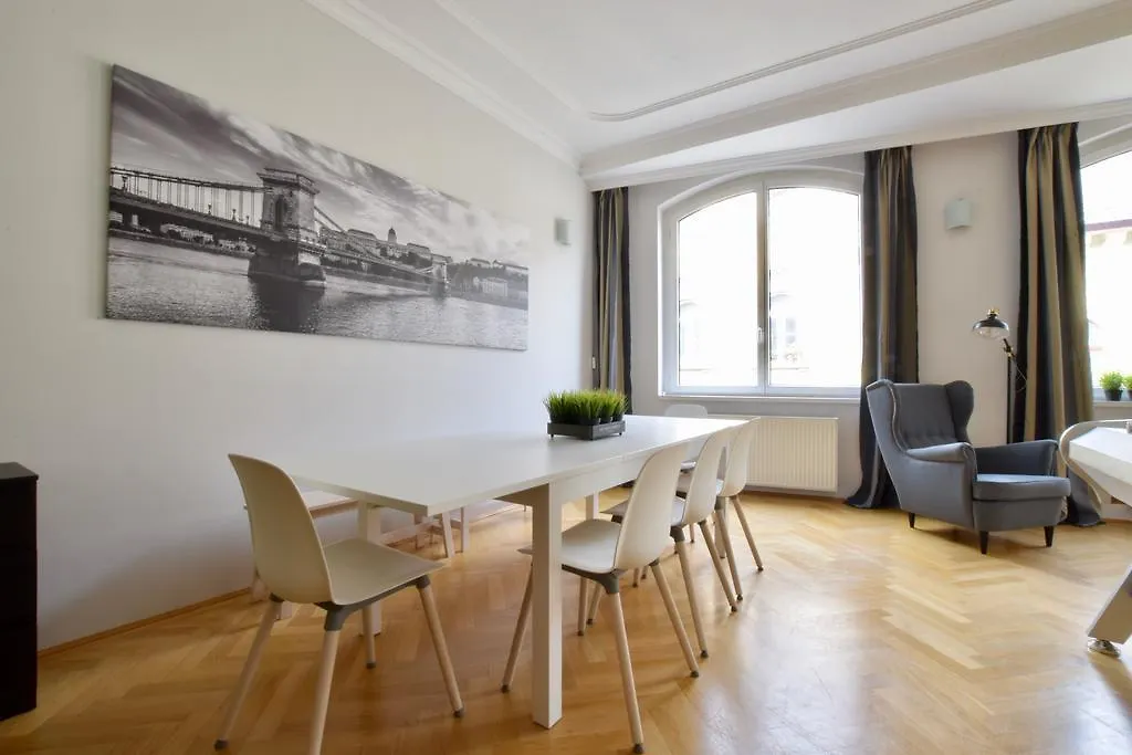 Standerd Apartment By Hi5 - Lovag Family Suites Budapest 0*,