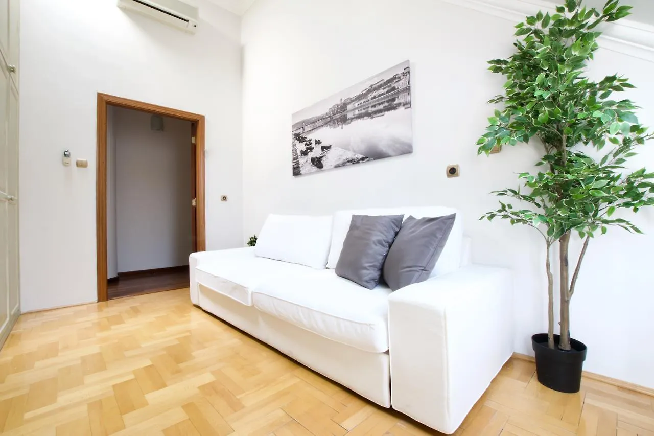 Standerd Apartment By Hi5 - Lovag Family Suites Budapest 0*,